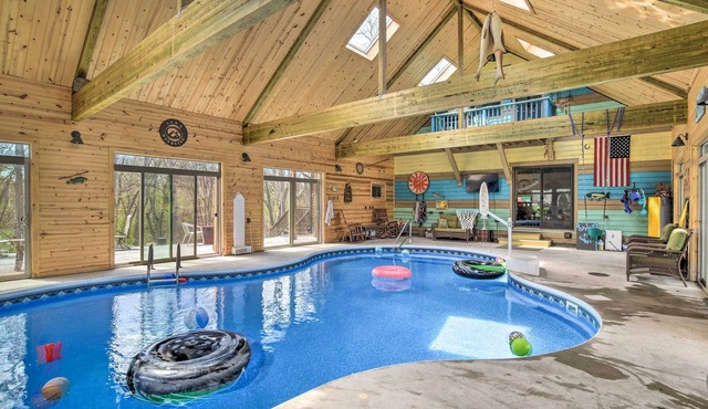 Raccoon River Retreat: Indoor Pool & Outdoor Fun!