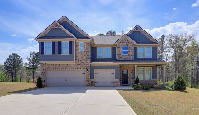 Race Days & Family Fun! Spacious Locust Grove Home