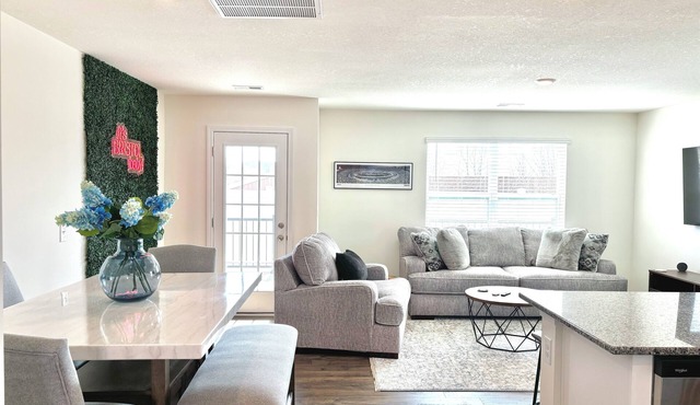 Raceday Getaway, 3BR/2.5BA home right across from Bristol Motor Speedway!