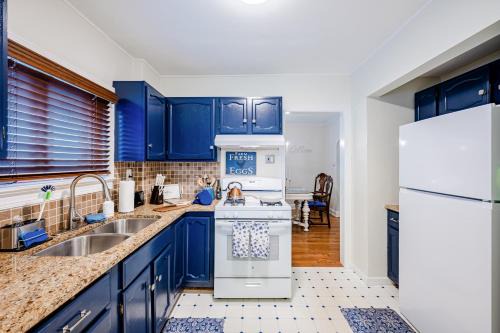 Rachel's Private Hideaway with king bed, kitchen, laundry, parking and big yard