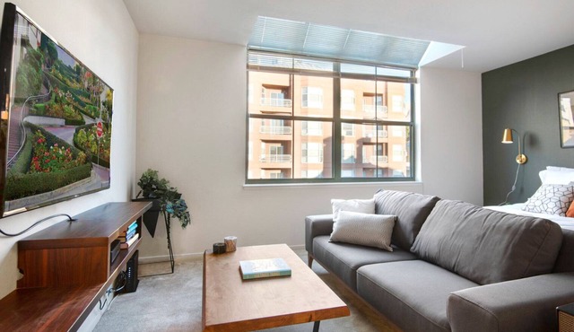 Rad South Beach Studio w/3 Pools, Spa, facing the water by Blueground