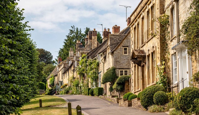 Radcot Bridge Cottage (4) - a beautiful cottage sleeps 4 guests in 2 bedrooms