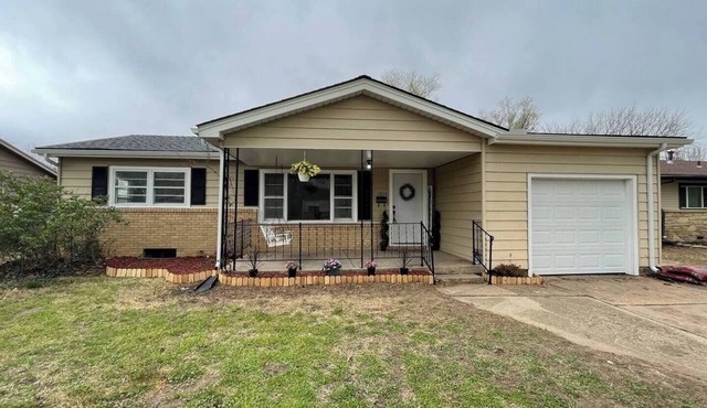Radian Ranch - 2 Kings, Near Derby - Fenced Yard - Pet Friendly.