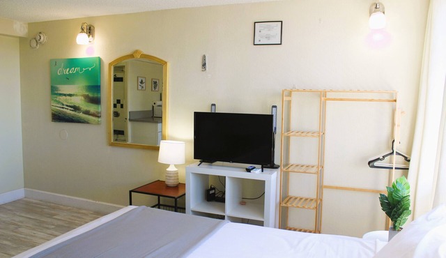 Radiant Hawaiian Monarch Studio | Pool + Gym