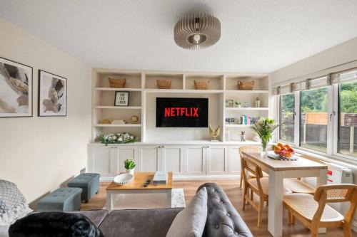 Radiant Retreat Datchet-12 mins to Heathrow close to Windsor ,Legoland, Eton and Slough