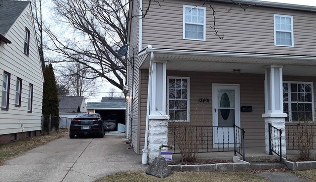 Radiant Rockside Retreat, Fast internet, Self-check in, 3 bdrm, office, garage.
