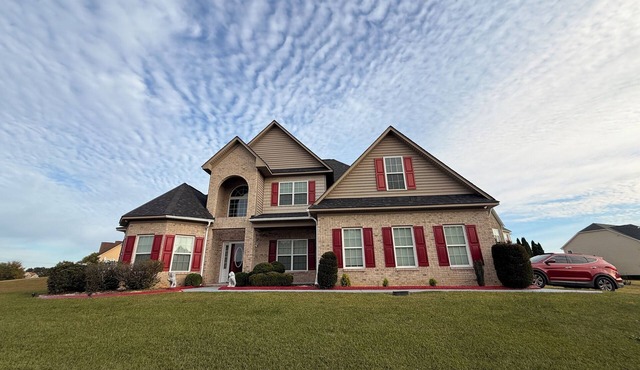 Raeford Large Family Gathering Home 12 guest, Games , Movie Room & Outdoor Space