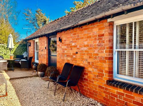 Raffinbow Retreat Cotswolds Cottage