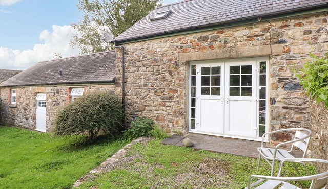 RAFTERS COTTAGE, pet friendly, with pool in Maenclochog