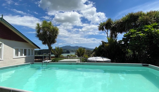 Raglan Farmhouse, Amazing Sunsets from massive deck, Spa & Pool