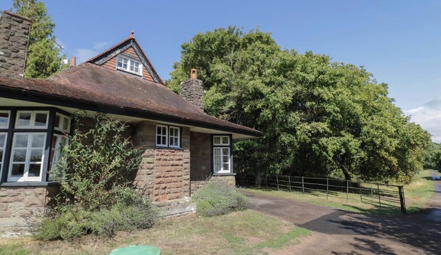 RAGLAN LODGE, family friendly, character holiday cottage in Monmouth