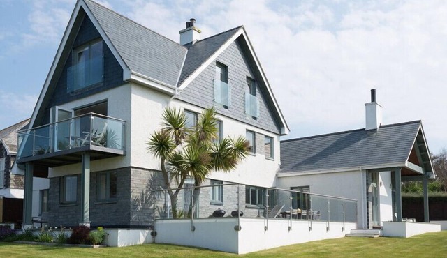 RAGLEIGHS, pet friendly, with open fire in Daymer Bay