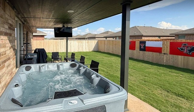Raider Resort ~ Hot Tub, Arcade, and Luxury for 14 Guests in Red Raider Land