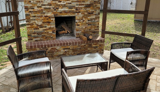 Raider Retreat - near campus - backyard fireplace - pets welcome