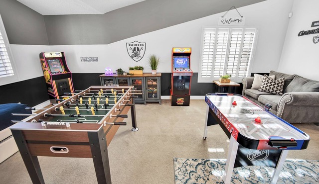 Raiders-UFC-Golden Nights-Aces-Game Room-Automated King Bed-5 miles to Strip