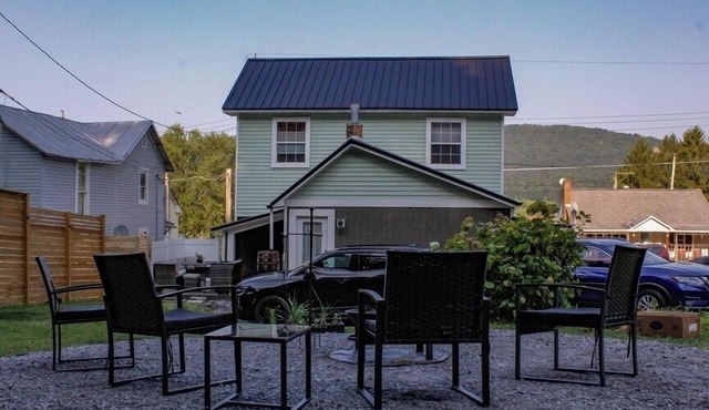 Railroad Retreat house n4 bedrooms, 2 Bath, Steps from East Broad Top Railroad