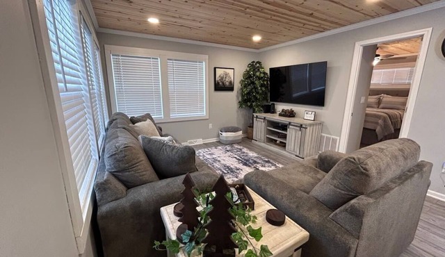 Railroad Street Retreat ~ Close to Trails 8 & 13!
