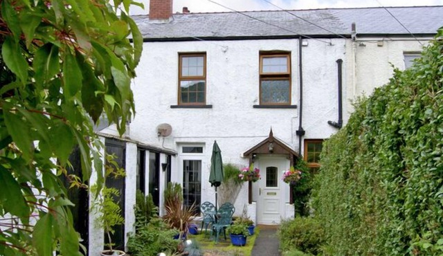 RAILWAY COTTAGE, family friendly, with a garden in Fairbourne