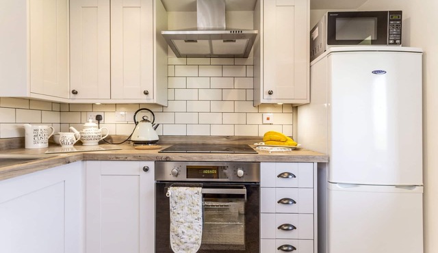 Railway Cottage - sleeps 4 guests in 2 bedrooms