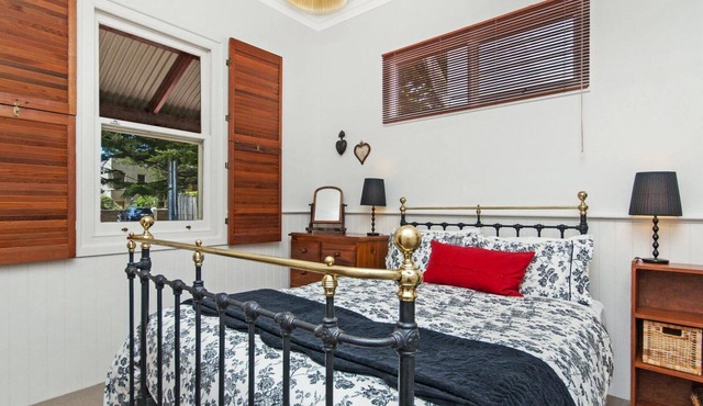 Railway Cottage - stylishly renovated historic property across the road from the Moyne River