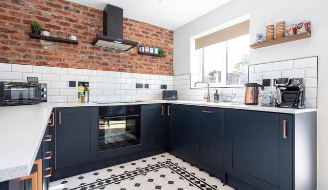 Railway House - Central Warrington - Sleeps 6