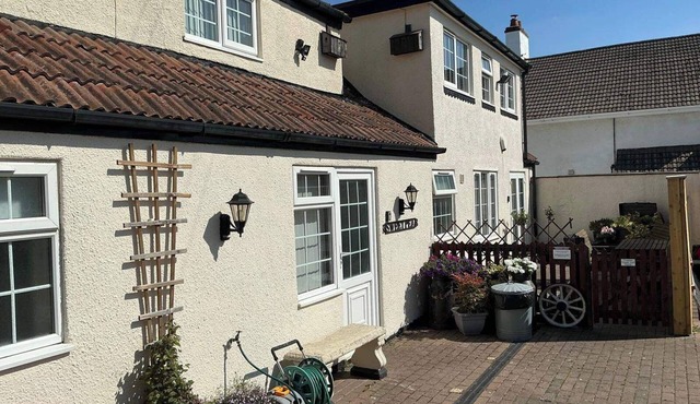 Rain Hill Cottage - Sleeps 4, Parking & Pets Ok