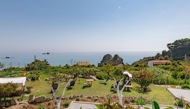 Rainbow apartment B, Pelekas beach, 40 meters from the sea