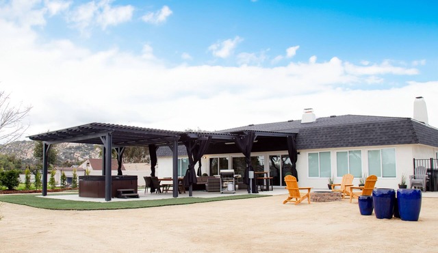 Rainbow Canyon Retreat: Hot Tub, Fire Pit, Games Room - Sleeps 16+