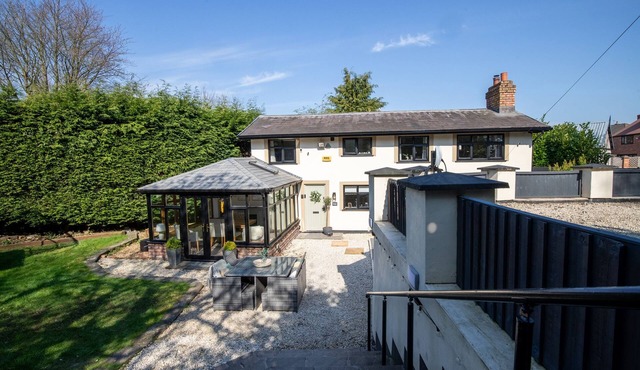 RAINBOW COTTAGE, pet friendly, with hot tub in Ormskirk