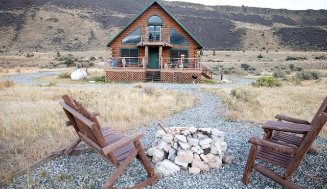 Rainbow Country Cabin: Rural Riverfront Retreat