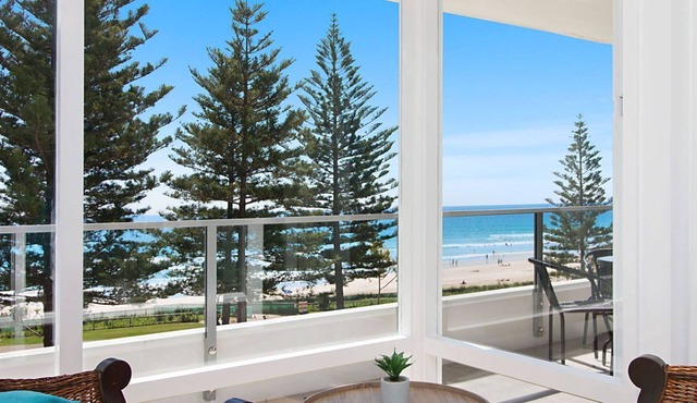 Rainbow Pacific Unit 9- Stunning views over Rainbow Bay and Snapper Rocks. Swimming Pool. Wi-Fi