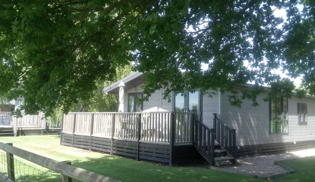 Rainbow Petty - Pine lodge - Kent countryside