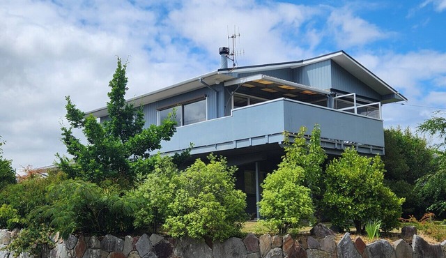 Rainbow Point Pad - Large elevated bach with lake and mountain views, Free Wi-Fi