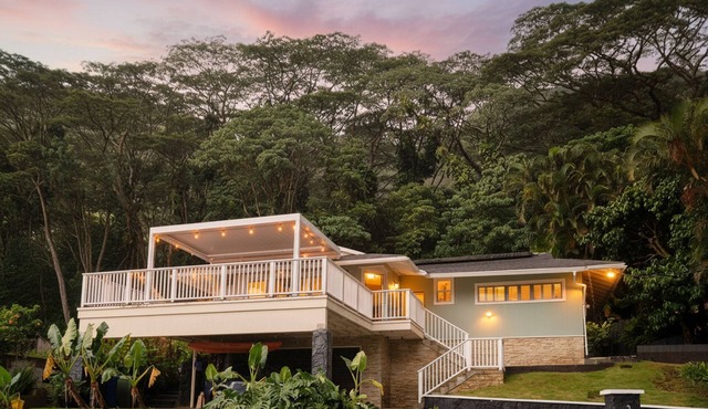 Rainbow Retreat 3bd, Hot Tub, Walk to Waterfalls, close to Waikiki.