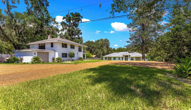 Rainbow Retreat Luxury Escape: 2 Homes, 11 Bedrooms, Perfect for Big Groups!