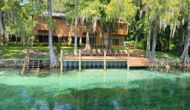 Rainbow River mid-century Estate Sleeps 20+ people and guarantees unlimited fun!