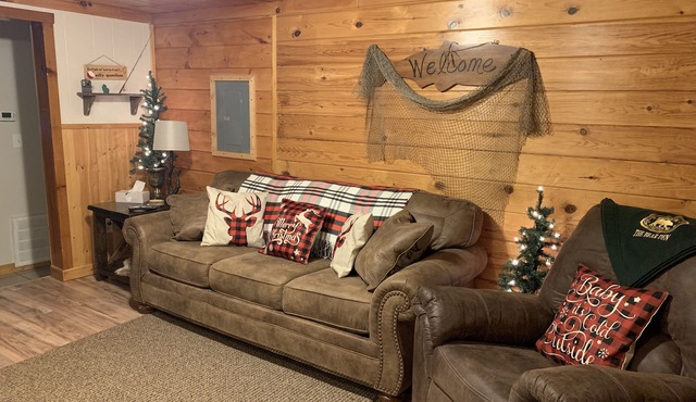 Rainbow Room The Black Bear Inn! Satellite, WiFi, Near River/Trails