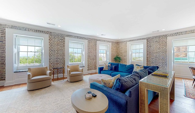 Rainbow Row Pied-À-Terre Condo in Charleston