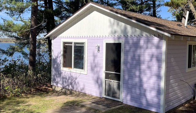 Rainbow's End Resort - Lakefront Cottages – Newly Remodeled with Private Beach