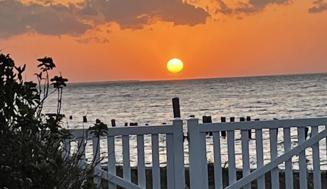 Rainbow's End Retreat - IBX, NCnAffordable waterfront near OBX!