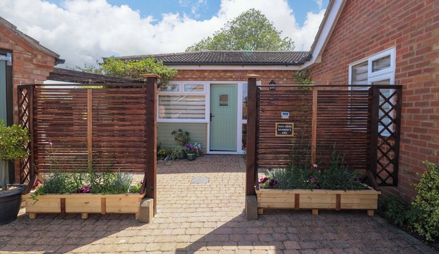 RAINBOW'S END, romantic, character holiday cottage in Swanton Morley