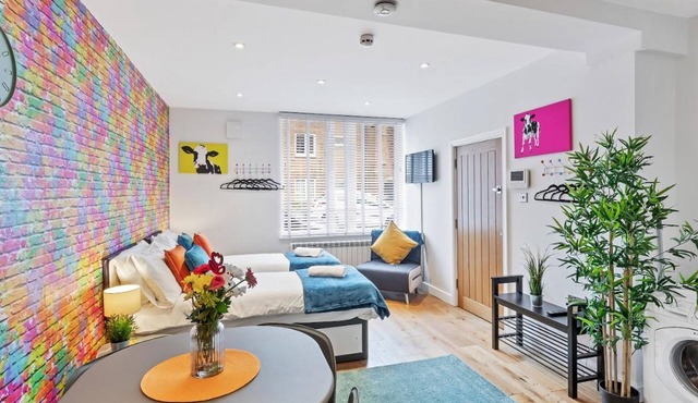 Rainbow Studio - Spacious City Centre - Close to sea - Sleeps 1 to 3 Guests