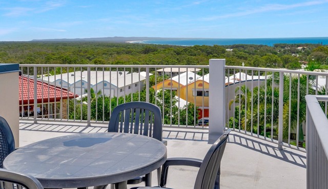 Rainbow Towers 2 - Rainbow Beach. High on the Hill. Panoramic Views. Wi-Fi. Pool