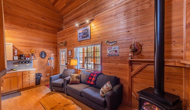 Rainbow Trout Cabin quick drive to fishing lakes, backs forest, kitchen heat+AC