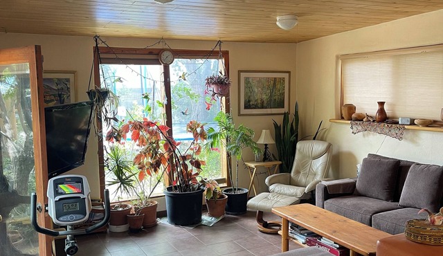 Rainbows, Rivers and Sunsets: Unique off-grid solar 3-bedroom home in El Prado
