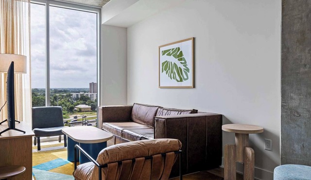 Rainey St 1BR | Heated Pool | Gym | Bar | DT ATX