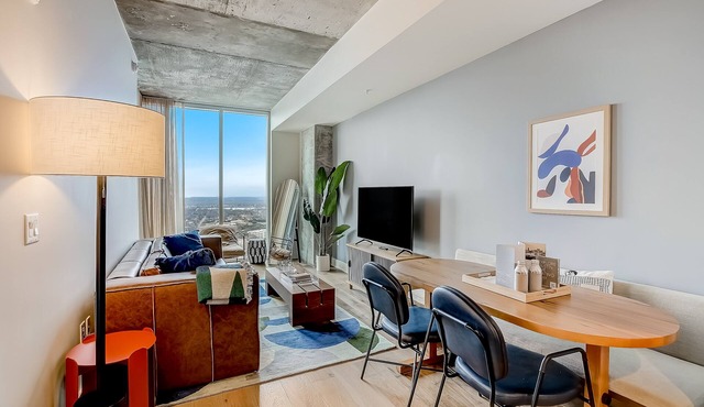Rainey St. condo with balcony, rooftop pool, fitness center and coffee shop