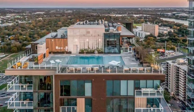 Rainey St LuxuryCondo w/Balcony