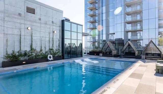 🎶 Rainey St Studio with Rooftop Pool + Skyline Views | Natiivo Honor 🌇