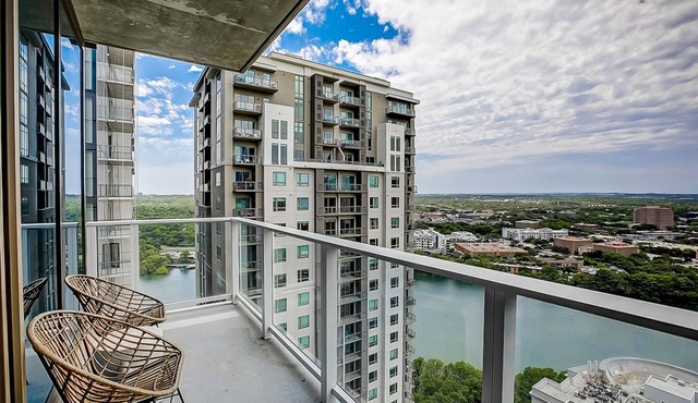 Rainey Street condo w/lake & sunset-view balcony - rooftop pool & gym